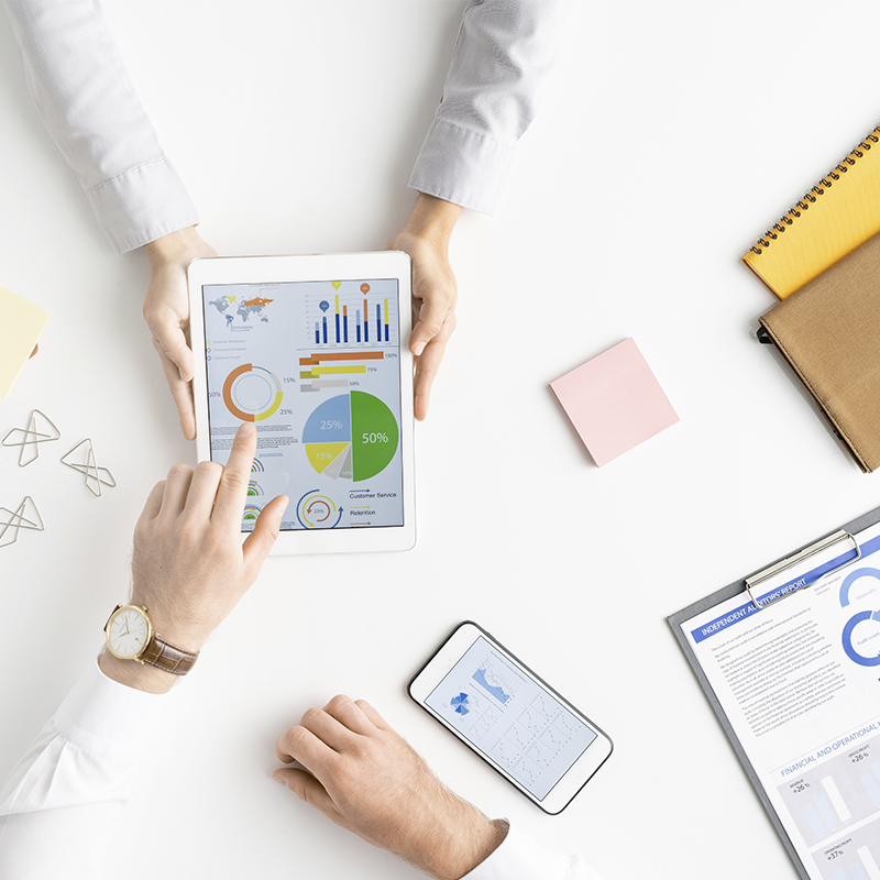 Equipo LLume asesorando clientes en Gijón